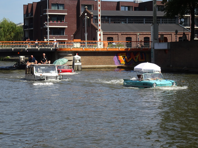 909886 Afbeelding van enkele waterauto's in de Vaartsche Rijn te Utrecht, ter hoogte van de Oranjebrug.